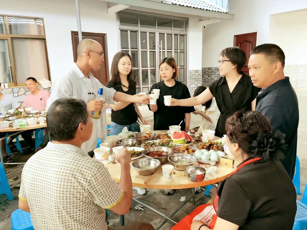 端午佳節(jié)即將來(lái)臨之際 四川博水環(huán)保 主管團(tuán)隊(duì) 攜節(jié)日禮品 ，向駐扎眉山工業(yè)園區(qū)污水處理廠項(xiàng)目駐地員工，送上深切的慰問(wèn)和關(guān)懷